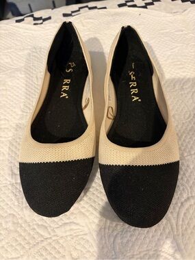 SERRA Women's Two-Tone Black and Cream Ballet knit Flats size 8